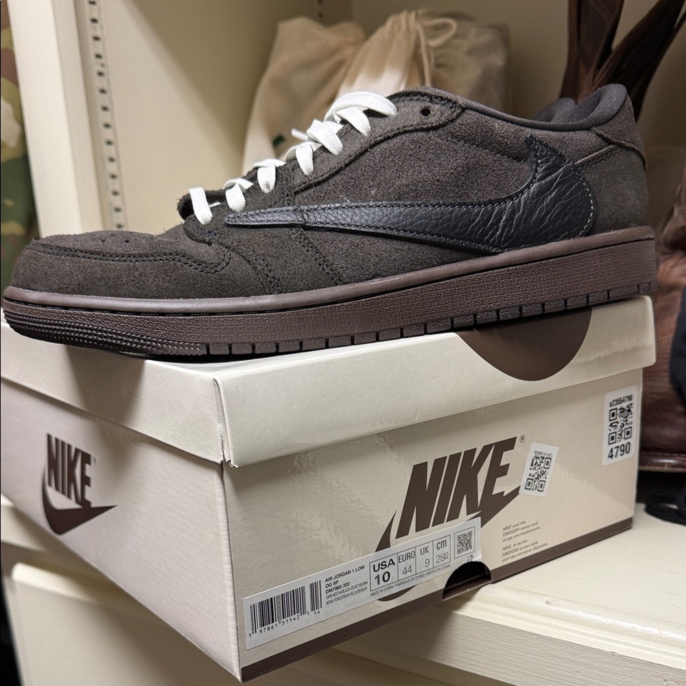 Travis Scott Jordan 1 Low Velvet Brown